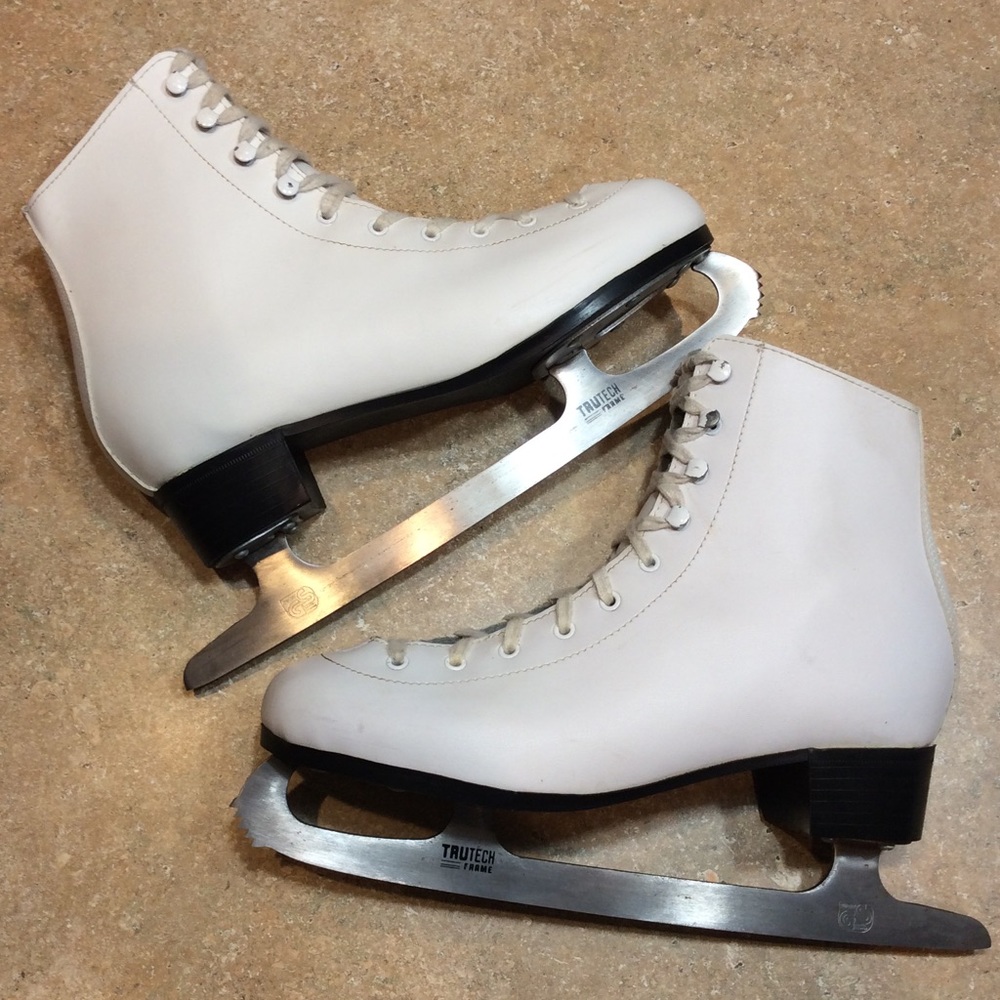 DBX WHITE LEATHER ICE SKATES